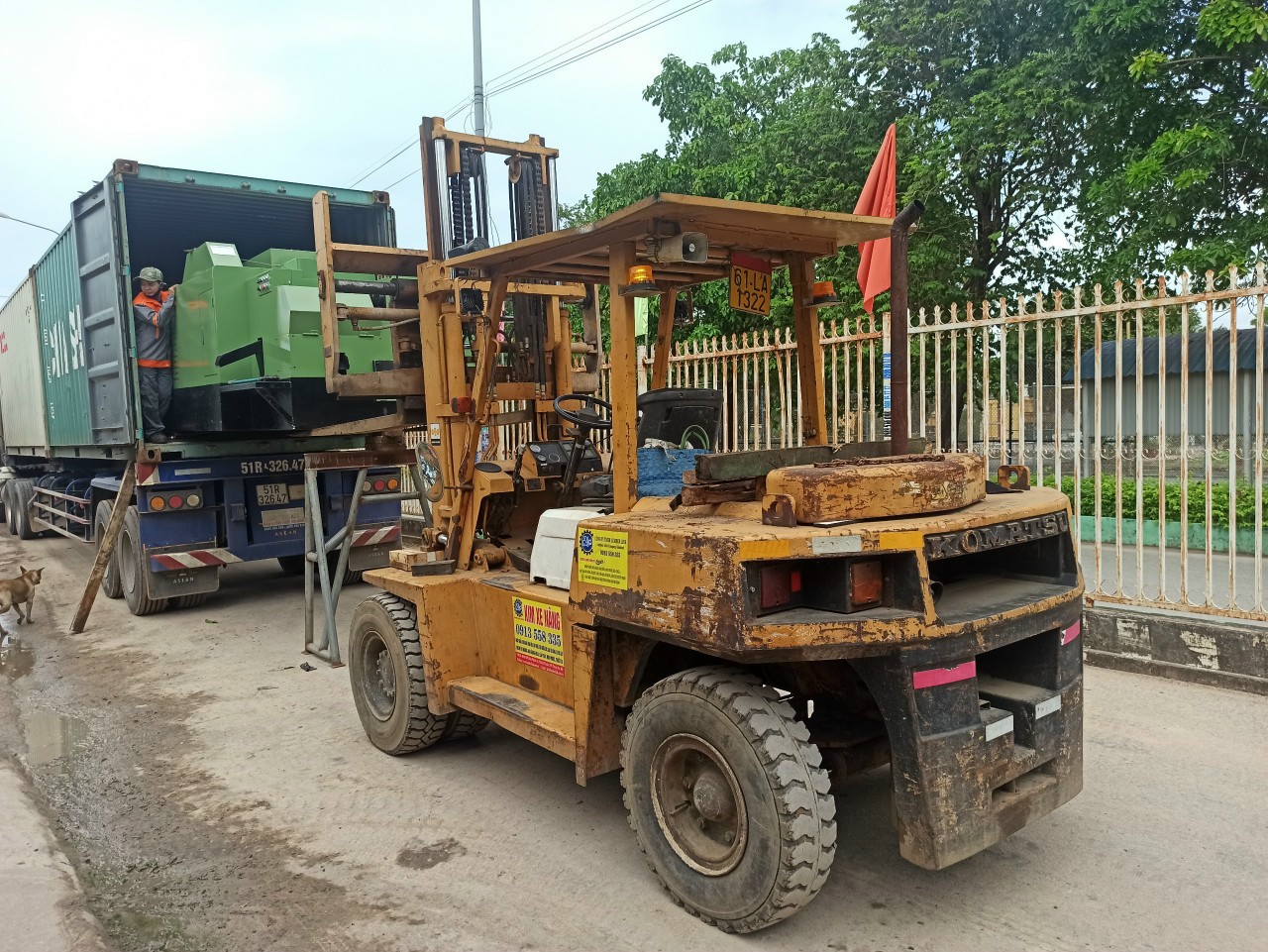 cho-thue-xe-nang-rut-hang-container-tai-binh-chuan-binh-duong