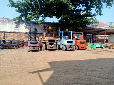 Cho thuê xe nâng cũ rút hàng container tại  Tân Phước Khánh, Bình Dương