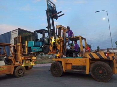 Cho thuê xe nâng đóng rút hàng container tại Thủ Dầu Một, Bình Dương
