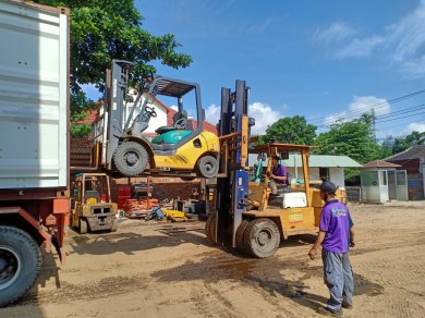 Cho thuê xe nâng rút hàng container tại Tân Uyên, Bình Dương