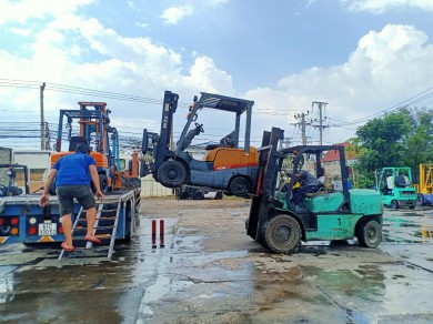 Cho thuê xe nâng rút hàng từ container tại KCN Nam Tân Uyên, Bình Dương