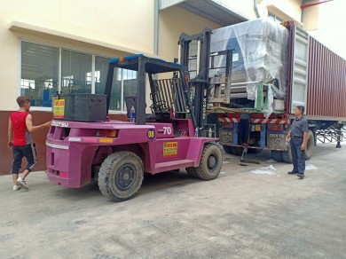 Dịch vụ nâng hạ máy móc, rút máy móc từ container bằng xe nâng tại An Phú, Bình Dương