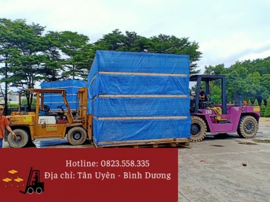 Dịch vụ nâng hạ máy móc, rút máy móc từ container bằng xe nâng tại Thuận An, Bình Dương