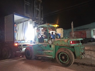 Dịch vụ nâng hạ máy móc, rút máy móc từ container tại Thuận An, Bình Dương