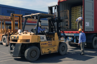 Rút container gỗ bằng xe nâng tại Bình Chuẩn, Bình Dương