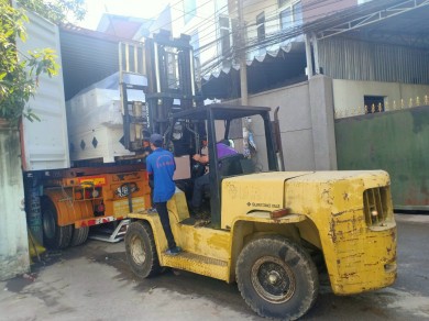 Rút hàng từ container bằng xe nâng tại KCN Mỹ Phước, Bình Dương