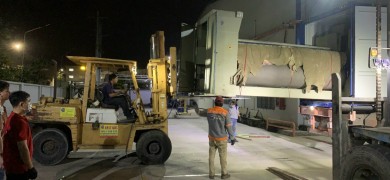 Rút máy móc từ container bằng xe nâng tại KCN Đại Đăng, Bình Dương