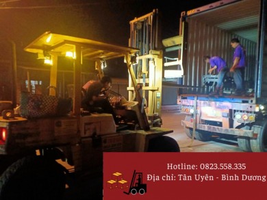 Thue xe nang rut hang container tai Nam Tan Uyen, Binh Duong